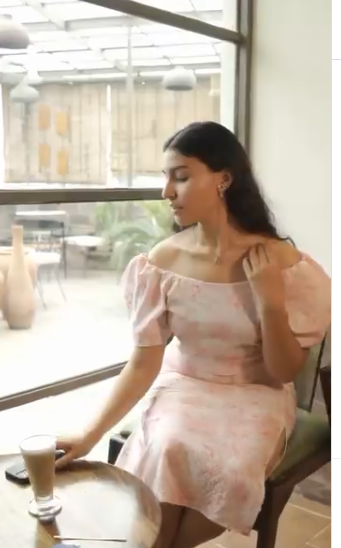 Cafe moments · puff-sleeve dress